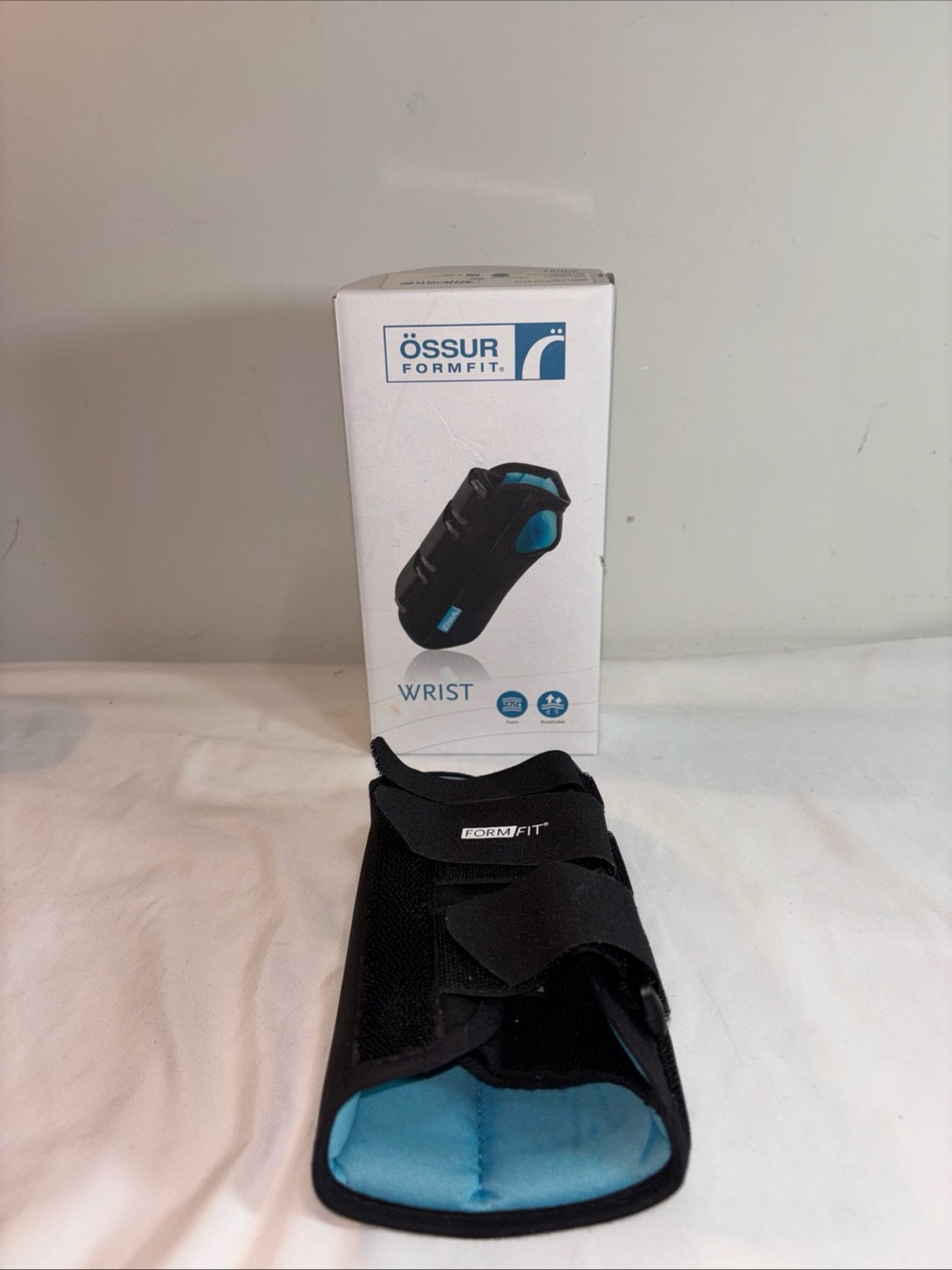Össur Formfit Black & Teal Wrist Brace right. Med
